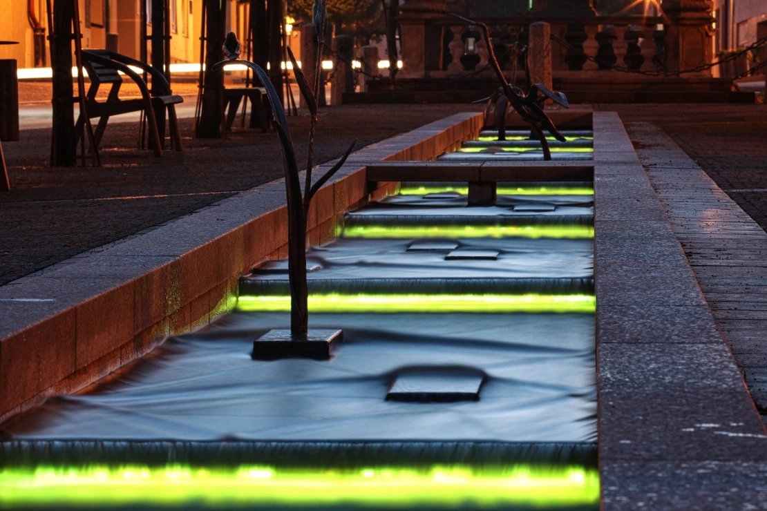Ve dne i v noci. Bystřické Masarykovo náměstí nabízí odpočinek a relaxaci - 2048 x 1365 