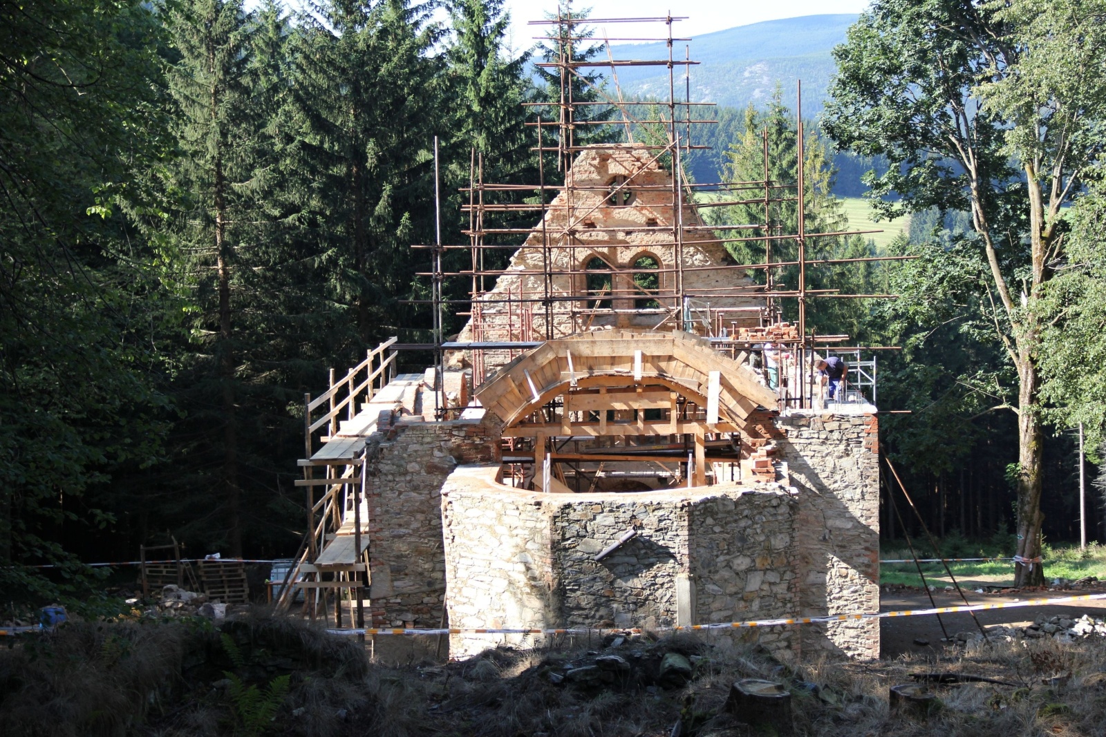 Tajemný hrad, zlato a poutní místo střežené dvěma poustevníky. Poznejte Horní Údolí - 1600 x 1067 