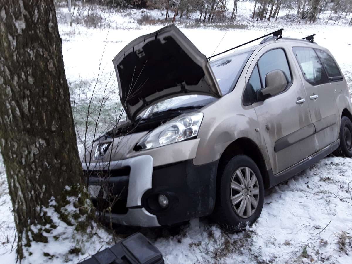 Zima se přihlásila ke slovu, některé silnice jsou sjízdné jen s opatrností - 1200 x 900