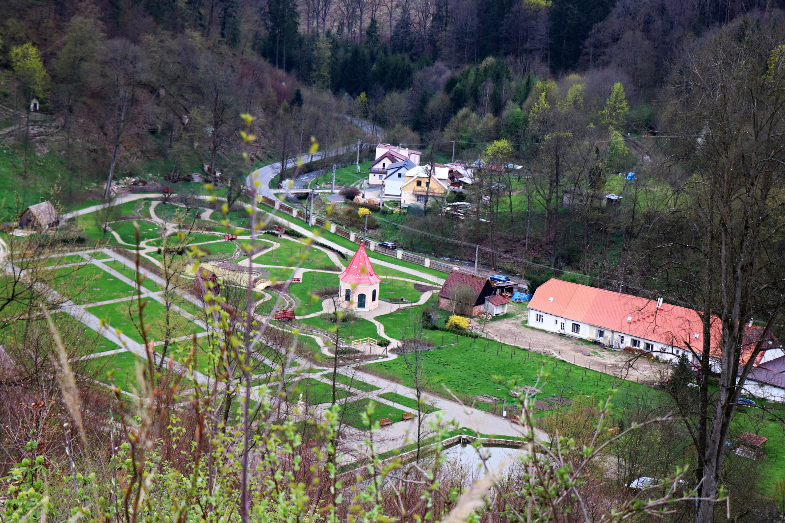 Pernštejnská zahrada je znovu okouzlující. Stejně jako v dobách své největší slávy - 1600 x 1067 