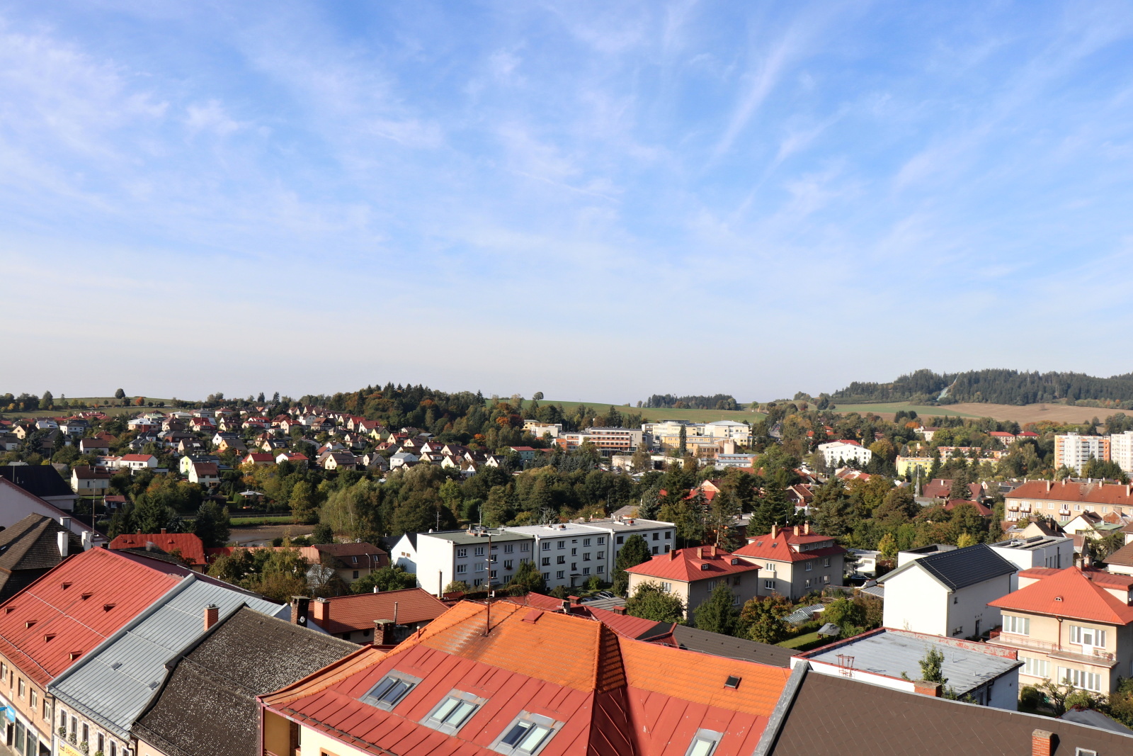 Pohled z ptačí perspektivy dělá z města hračku pro děti - 1600 x 1067 