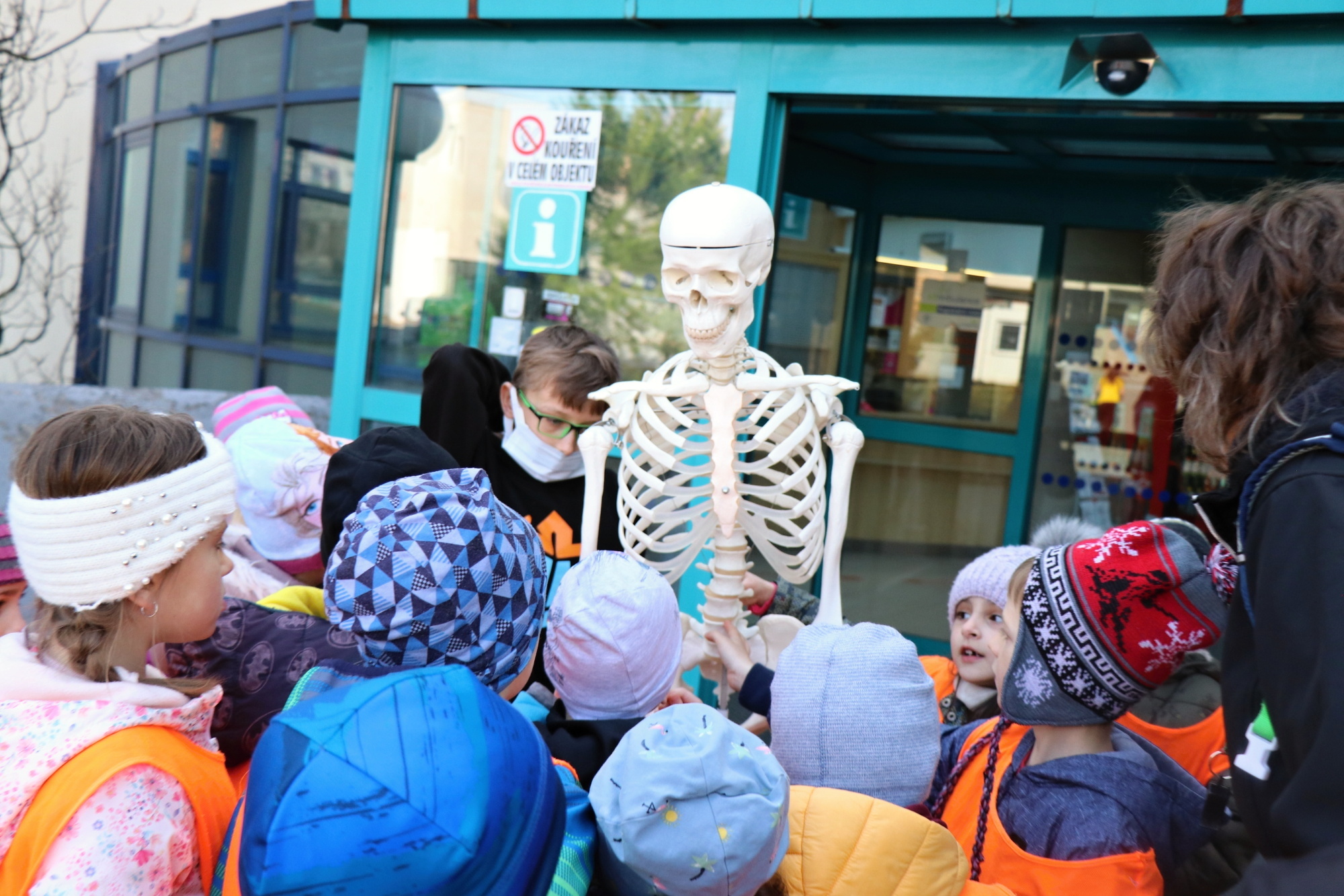 Den zdraví nabídl zábavu i poučení. Velký úspěch sklízel kostlivec Karel - 2000 x 1333 