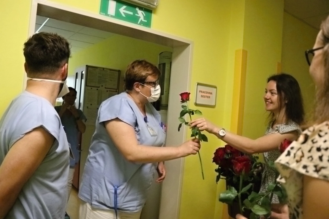 Studentky rozdávaly sestřičkám v novoměstské nemocnici rudé růže - 2000 x 1333 